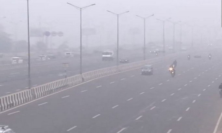 Dense fog covers Delhi