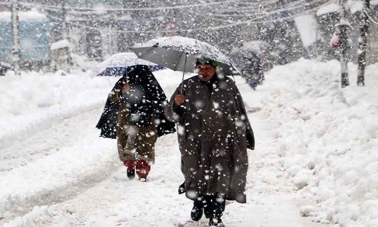 Kashmir valley under freezing cold