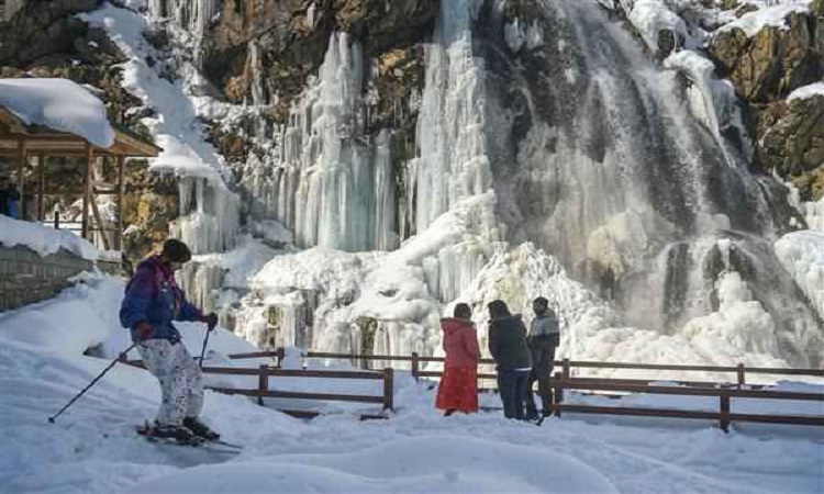 Kashmir shivers as mercury drops below freezing point