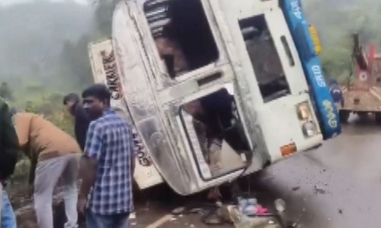 Truck overturns on NH-49 in Mayurbhanj