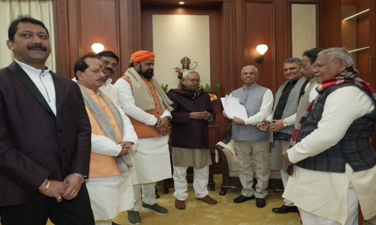 Nitish Kumar hands letters of support from BJP MLAs to Governor Arlekar