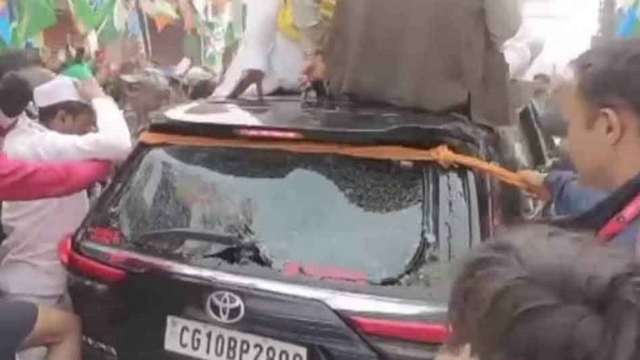 West Bengal: Rahul Gandhi's car allegedly pelted with stones in Malda