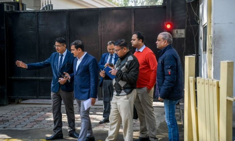 Crime Branch officials outside Arvind Kejriwal residence