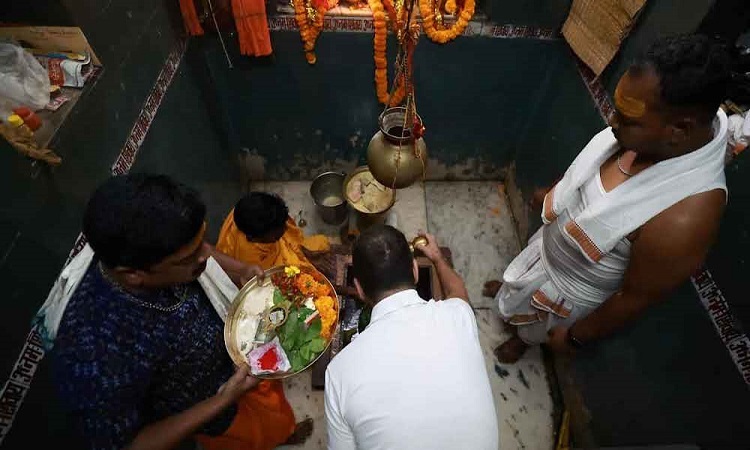 Rahul Gandhi offers prayers at Vedvyas temple in Rourkela