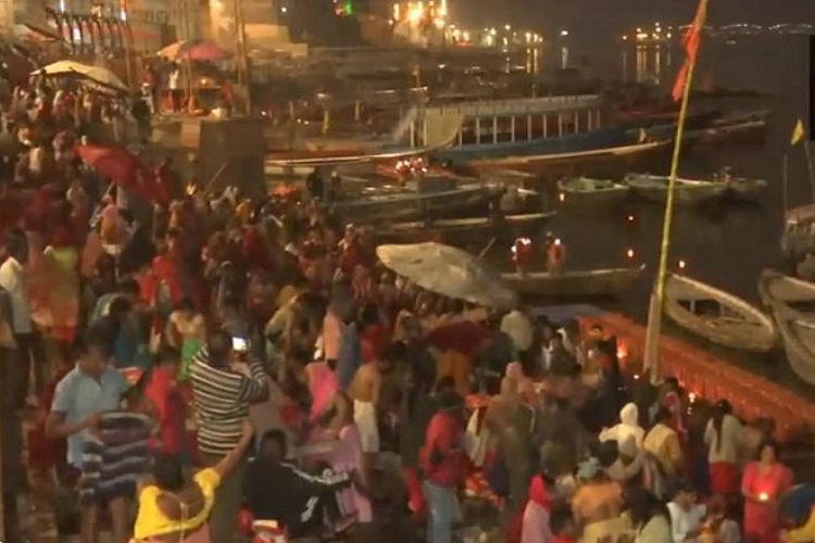 Devotees offer prayers, take holy dip on 'Mauni Amavasya'