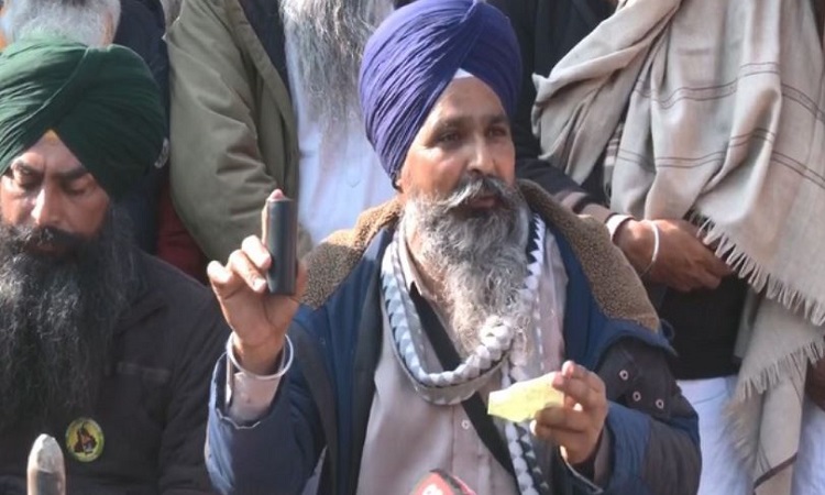 Farmer leader Sarwan Singh Pandher displaying ammunition allegedly fired by police