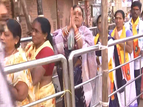 Devotees queue up at Kashi Vishwanath Temple