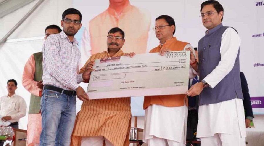 CM Dhami distribute cheques