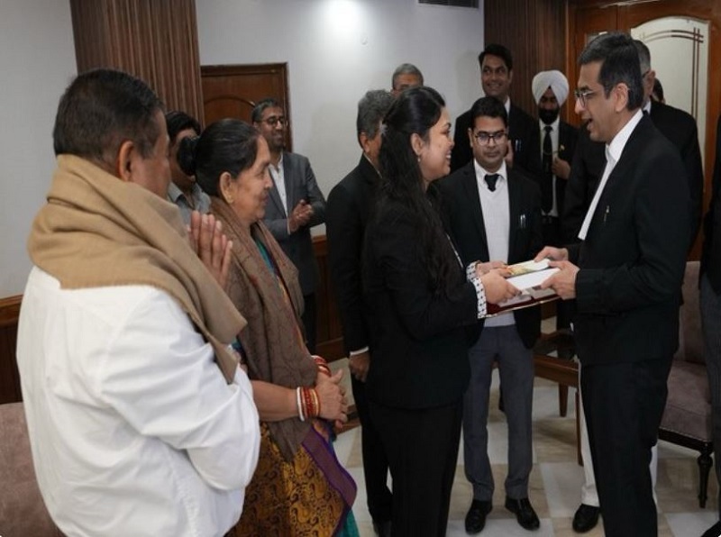 Chief Justice of India DY Chandrachud felicitating the daughter of a cook in SC