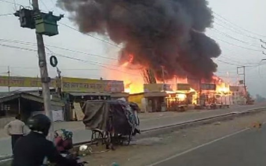 Massive fire engulfs dhaba