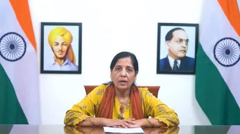 Sunita reads out CM Kejriwal's message
