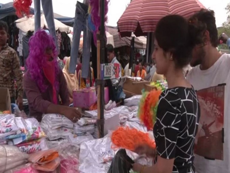 People throng Sadar market of Delhi