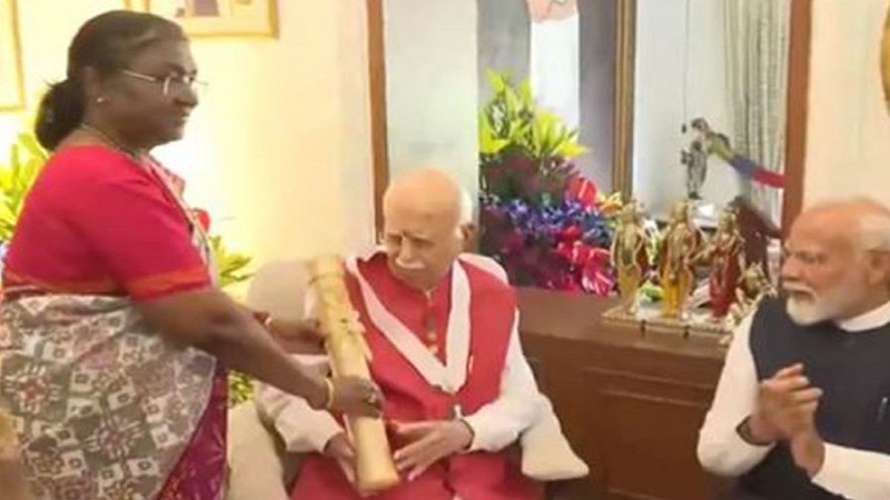 President Murmu confers Bharat Ratna to BJP stalwart LK Advani at his residence