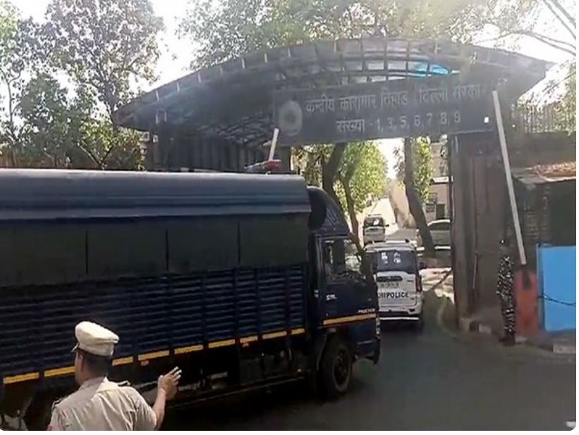 Kejriwal being brought to Tihar Jail