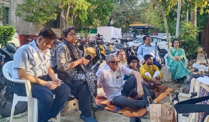 Detained TMC leaders at Mandir Marg Police Station