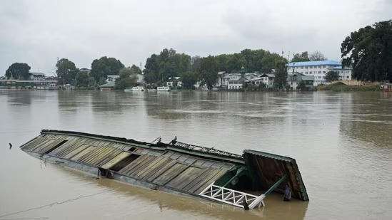 Boat capsizes in Jhelum river