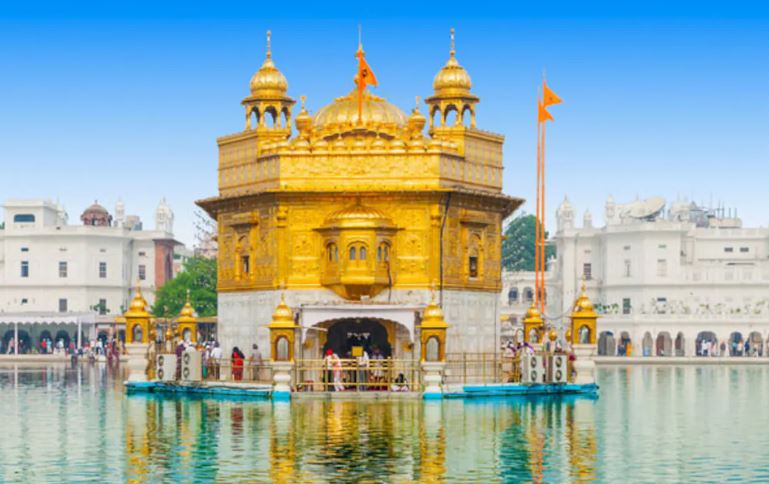 Devotees throng Golden Temple